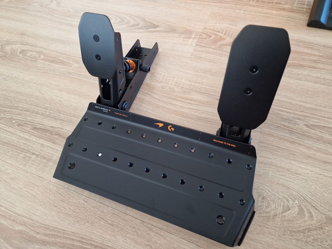 Logitech RS50 McLaren Racing bundle V balení je loadcell dvojpedál podobne ako pri pôvodnom RS50
