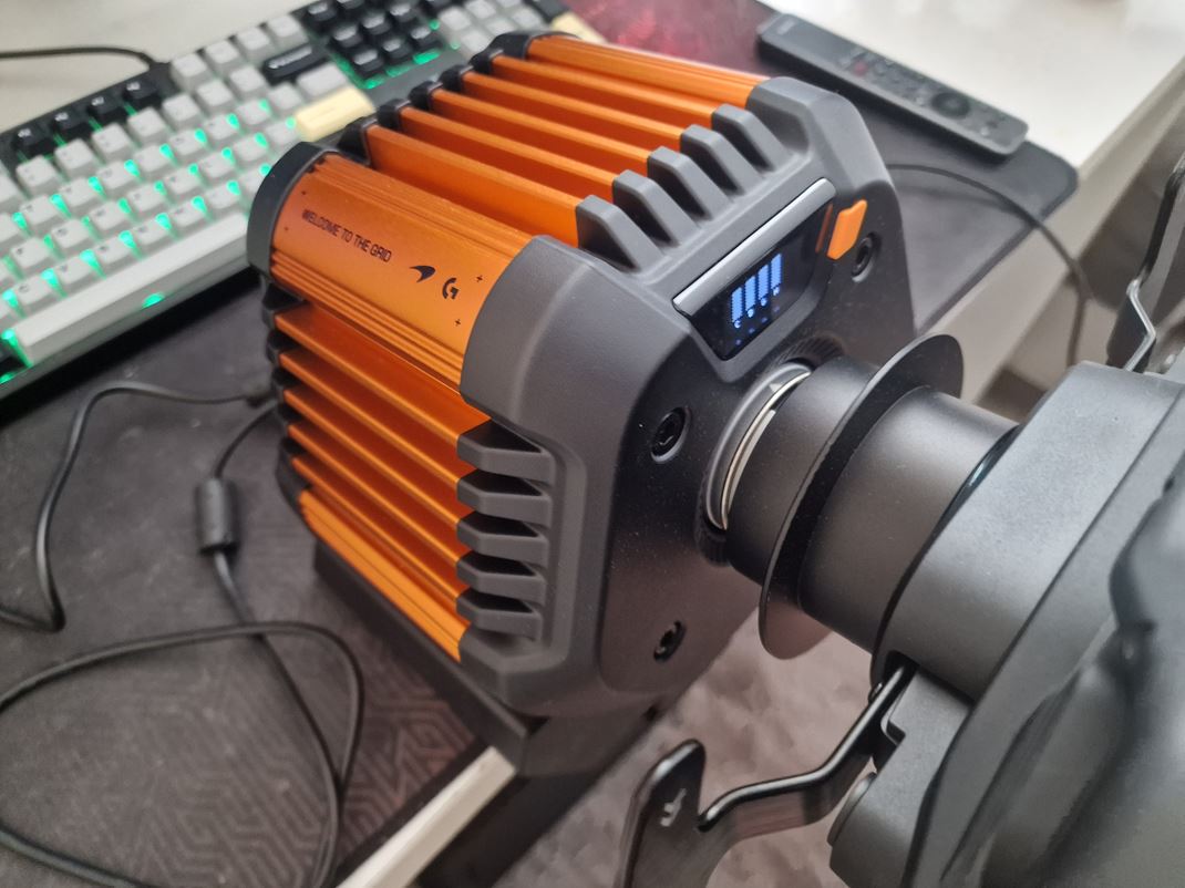 Logitech RS50 McLaren Racing bundle Volant sedí aj na stole pevne, ale pozor na pevnos� samotného stola.