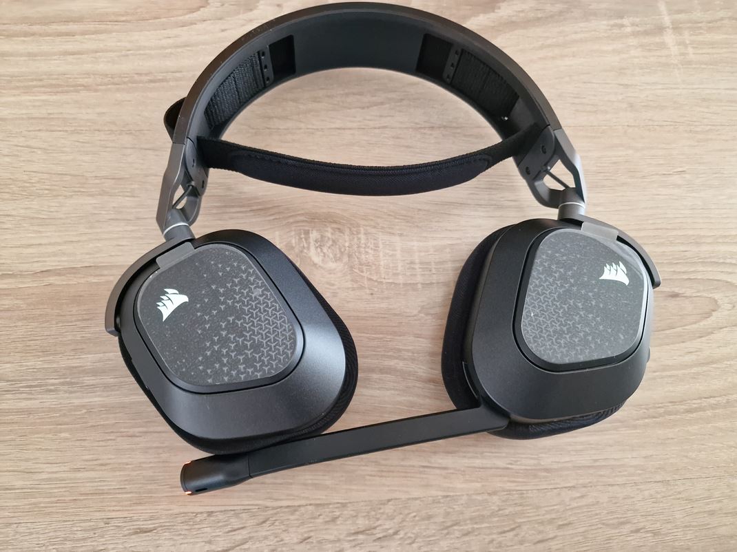 Corsair HS80 v2 Max Dizajn zostáva prakticky zachovaný z pôvodnej verzie