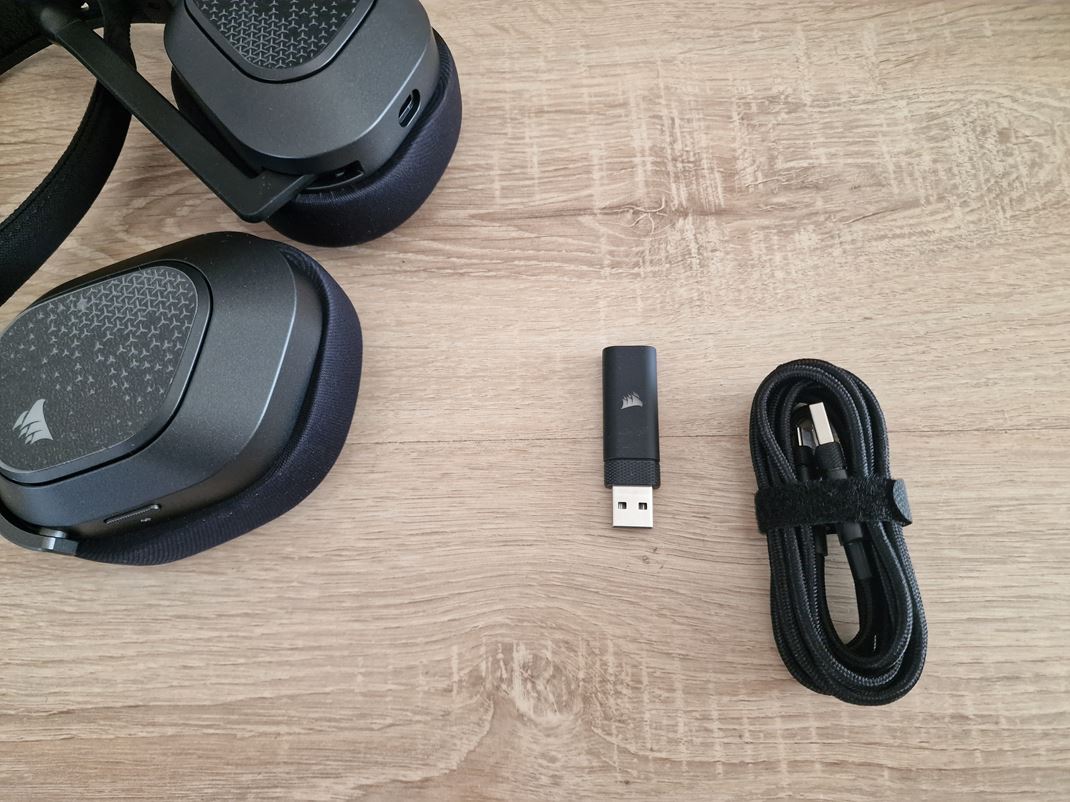 Corsair HS80 v2 Max Headset dostanete s USB k�ú�om a nabíjacím káblom.