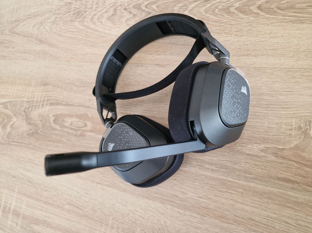 Corsair HS80 v2 Max Mikrofón je pevný, dá sa vypnú� posunutím smerom hore.