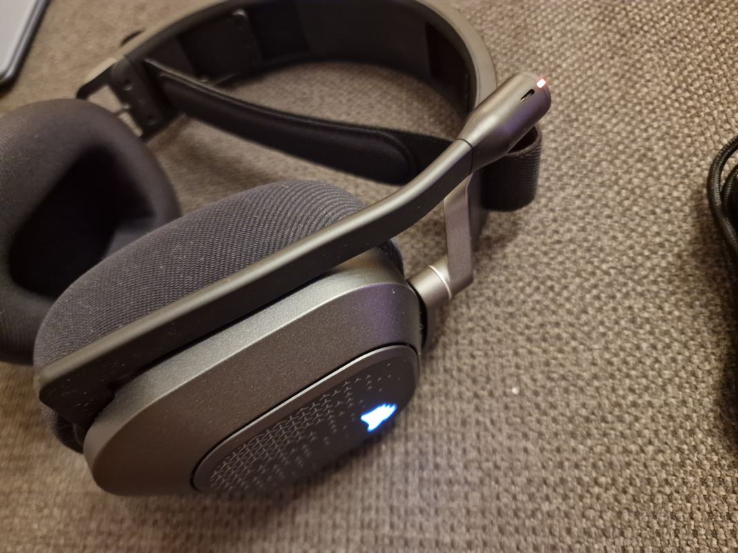 Corsair HS80 v2 Max RGB je minimálne, svieti len logo na krajoch a LED dioda na mikrofóne.