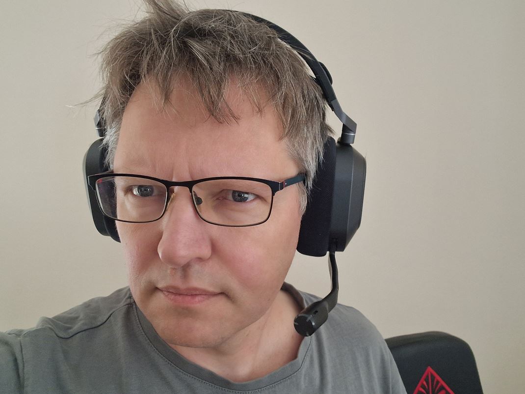 Corsair HS80 v2 Max Sedí dobre, ak nie ste citlivý na váhu